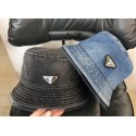 プラダ デニム バケツ ハット、黒と青の 2 色でのファッション モデル