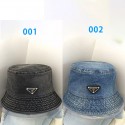 プラダ デニム バケツ ハット、黒と青の 2 色でのファッション モデル