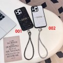 ジョージ・ヴィル（DIOR）のパールスター ストラップ付き iPhone17pro スマホケース、黒と白の 2 色でのファッションモデル