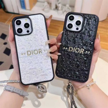 ジョージ・ヴィル（DIOR）のパールスター ストラップ付き iPhone17pro スマホケース、黒と白の 2 色でのファッションモデル