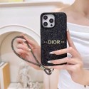 ジョージ・ヴィル（DIOR）のパールスター ストラップ付き iPhone17pro スマホケース、黒と白の 2 色でのファッションモデル