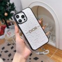 ジョージ・ヴィル（DIOR）のパールスター ストラップ付き iPhone17pro スマホケース、黒と白の 2 色でのファッションモデル