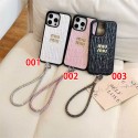 ミュウミュウ風のパールストラップ付き iPhone17/16/15 スマホケース、シルバー・ピンク・ブラックの 3 色でのファッションモデル