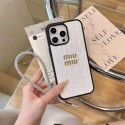 ミュウミュウ風のパールストラップ付き iPhone17/16/15 スマホケース、シルバー・ピンク・ブラックの 3 色でのファッションモデル