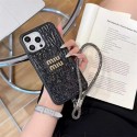 ミュウミュウ風のパールストラップ付き iPhone17/16/15 スマホケース、シルバー・ピンク・ブラックの 3 色でのファッションモデル