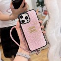 ミュウミュウ風のパールストラップ付き iPhone17/16/15 スマホケース、シルバー・ピンク・ブラックの 3 色でのファッションモデル