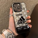 adidas 風モノグラム 2 デザイン iPhone17 16 スマホケース スポーティでファッショナブルな保護アイテム