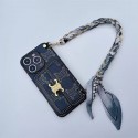 セリーヌ風モノグラムスカーフチェーン iPhone17 16 15 スマホケース 高級感と実用性を両立したファッションアイテム
