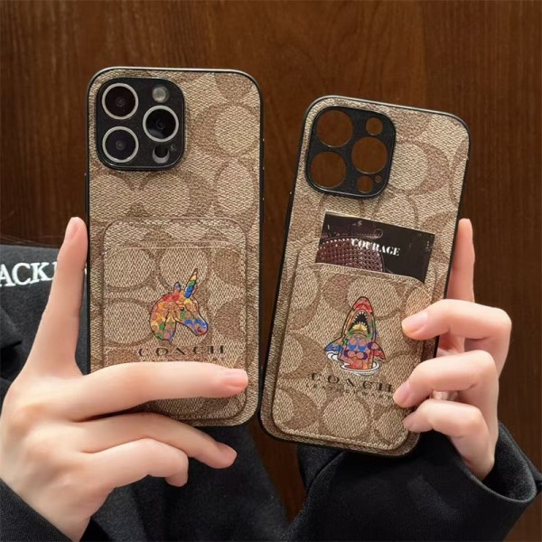 Coach 風モノグラムキャラクターカードポケット付き iPhone17 15 13 スマホケース 個性的なデザインと高級感を融合したファッションアイテム