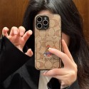 Coach 風モノグラムキャラクターカードポケット付き iPhone17 15 13 スマホケース 個性的なデザインと高級感を融合したファッションアイテム