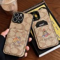 Coach 風モノグラムキャラクターカードポケット付き iPhone17 15 13 スマホケース 個性的なデザインと高級感を融合したファッションアイテム