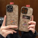 Coach 風モノグラムキャラクターカードポケット付き iPhone17 15 13 スマホケース 個性的なデザインと高級感を融合したファッションアイテム